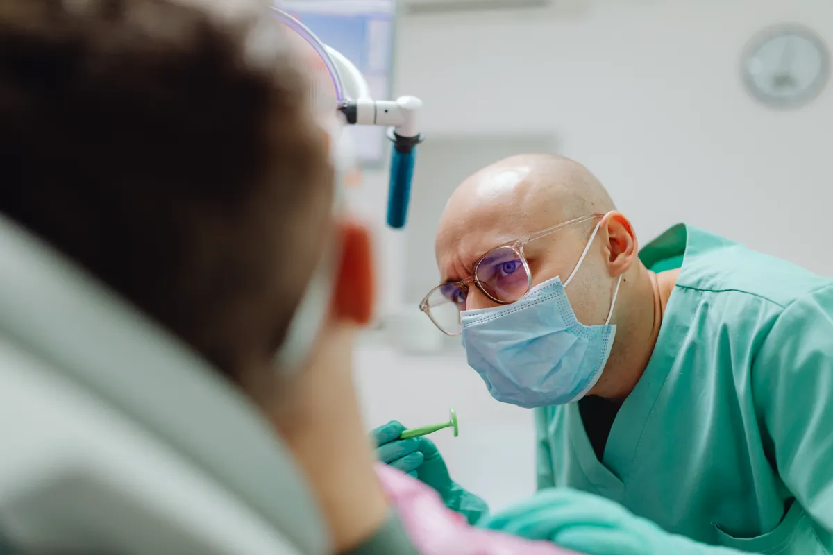 Dentiste examinant un patient lors d'une consultation